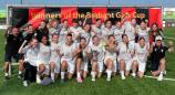 Eine Gruppe von jungen Frauen posiert als Gewinnerinnen der Brabant Girls Cup auf einem Fußballplatz.