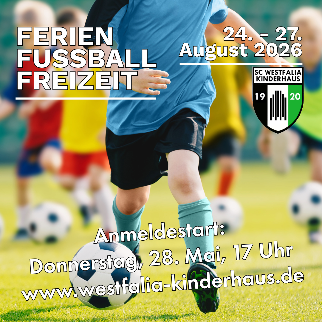 Ein Kind spielt auf einem grünen Fußballplatz vor einem Plakat, das ein Fußball-Freizeitprogramm bewirbt.
