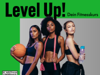 Werbeanzeige für einen Fitnesskurs namens Level Up! mit drei Sportlerinnen, die energiegeladen posieren.