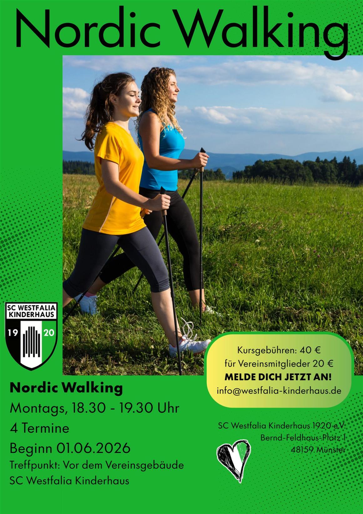 Zwei Frauen praktizieren Nordic Walking auf einer grünen Wiese mit Blick auf bewaldete Hügel.