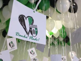 Ein großes Dankeschön-Schild hängt unter bunten Ballons, zusammen mit kleineren Anhängern.