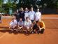 Gruppe von Männern und einer Frau, die auf einem Tennisplatz posieren.