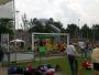 Großes, aufgeblasenes Elefantenspielgerät inmitten eines Außenbereichs bei einem Familienfest.