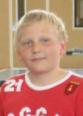Ein junger Junge mit blondem Haar trägt ein rotes Sporttrikot.
