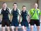 Fünf Jungen in einheitlichen Sportuniformen posieren zusammen.