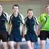 Fünf Jungen in einheitlichen Sportuniformen posieren zusammen.