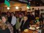Gruppenaufnahme von Menschen bei einem geselligen Indoor-Treffen.