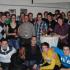 Eine große Gruppe von Männern steht zusammen und posiert für ein Gruppenfoto bei einer Feier.