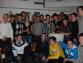 Eine große Gruppe von Männern posiert zusammen bei einem geselligen Treffen.