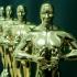 Mehrere goldfarbene Statuen von muskulösen Männern, die an Pokale erinnern