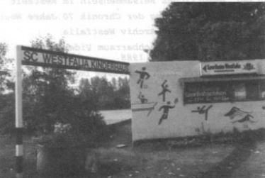 Ein veraltetes Schwarz-Weiß-Foto des Eingangsschilds eines Sportvereins namens SC Westfalia Kinderhaus.
