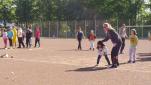 Gruppe von Jugendlichen beim Sportspielen auf einem Freigelände.