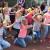 Eine große Gruppe von Kindern posiert fröhlich und ausgelassen im Freien.