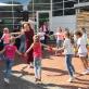 Eine Gruppe von Familien und Kindern versammelt sich bei einem festlichen Outdoor-Event.
