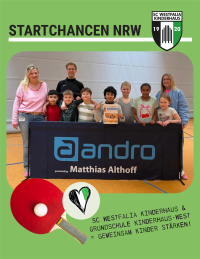 Eine Gruppe von Erwachsenen und Kindern posiert vor einem Banner zu der Initiative STARTCHANCEN NRW.
